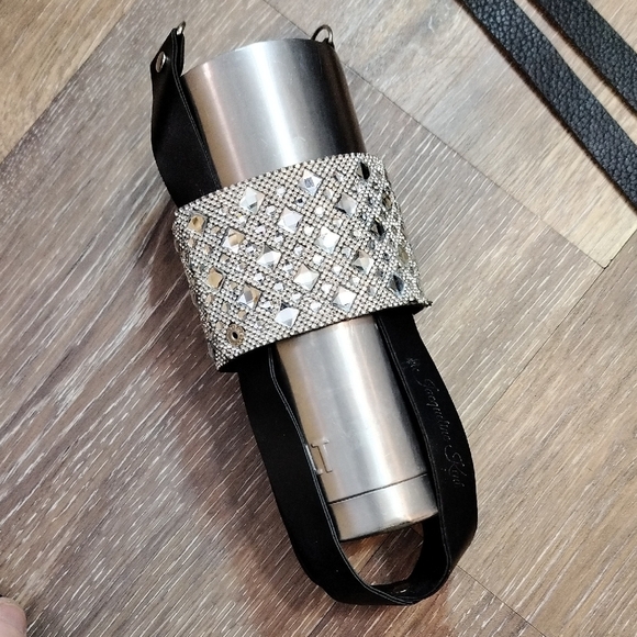 Stylish Silver and Black Water Bottle with Geometric Design - Picture 10 of 10